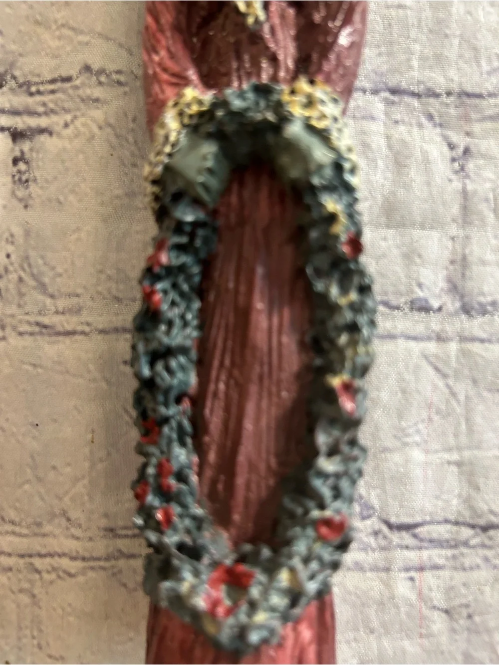 GRUNGY WHIMSICAL PENCIL SANTA WITH OLD FASHION WREATH FIGURINE